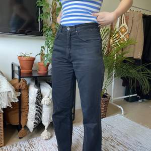 Snygga urtvättade svarta jeans med hög midja som sitter ganska takt i benen. Är 165cm som referens!