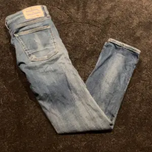 Riktigt schyssta Jack & Jones jeans med schyssta slitningar. •Slimfit