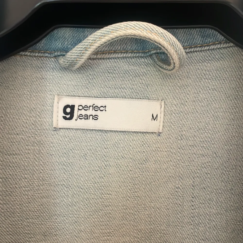 Jättefin ljusblå jeansjacka från Gina i storlek M. Använd fåtal gånger så i väldigt fint skick. Skriv privat för fler bilder💕. Jackor.