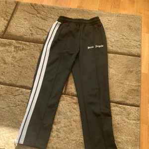 Palm angels byxor - Svarta Palm angels byxor 9,5/10 