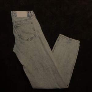 Ett par schyssta jeans från boohooman med färgskvätt på.