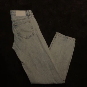 Jeans med färgskvätt - Ett par schyssta jeans från boohooman med färgskvätt på.