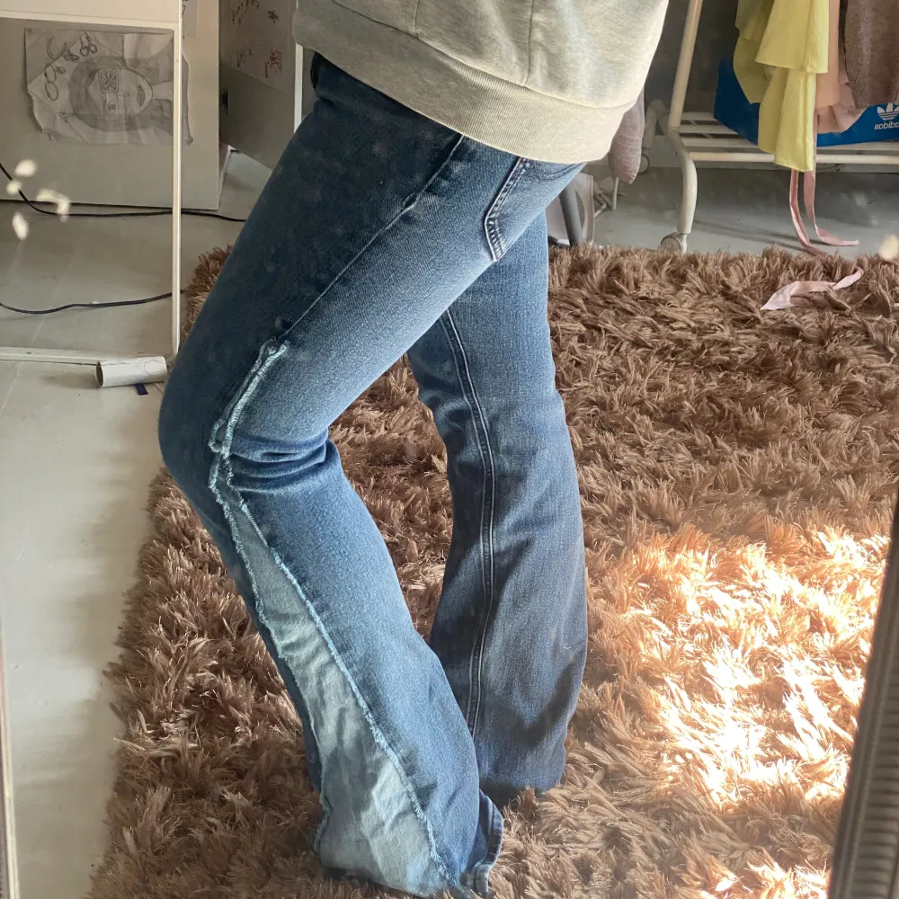 Svin coola Lee jeans som jag gjort om säljer pga att jag tyvärr inte får nån användning för dom ❤️ Storlek W31 L32 men passar mig perfekt som brukar ha W29 mid waist. Jeans & Byxor.