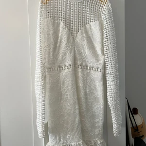 Studentklänning  - Hej! Jag säljer min student klänning, har bara använda en gång och inga fel med det! Köpte från Shein och väldigt fin klänning☺️ Storlek S, mera frågor? Det är bara DM!🥰