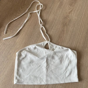 Vit topp - Vit sommar topp men fin detalj upptill, som en knytning i kors. I fint skick 🩷