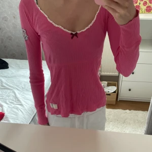 Rosa topp odd molly - Säljer denna söta odd Molly topp då jag tyvärr inte använder den längre. Toppen är i storlek 0, den är använd men i bra skick utan defekter. Hör av er vid intresse💓
