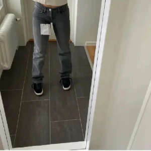 Grå midwaist jeans - jätte snygga midwaist straightleg jeans ifrån zara. Köpte de här på plick, men tyvärr så satt de inte hur jag ville, så jag får sälja vidare. !!lånade bilder!!  priset kan diskuteras.