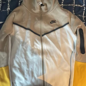 Tech Fleece - Tech Fleece.  Storlek XL/158-170 cm. Prisvärt. Säljer pga att den är liten. 