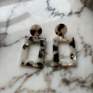 Örhängen  - Örhängen som är helt nya då de inte kommit till användning 