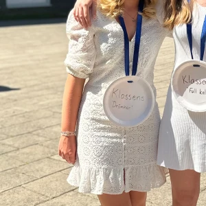 Studentklänning - Vit avslutning/studentklänning i nyskick. Använd endast en gång. Från Ginatricot!