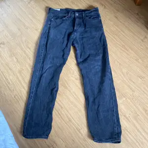 Svarta jeans i storlek 31/32 som är använda fåtal gånger