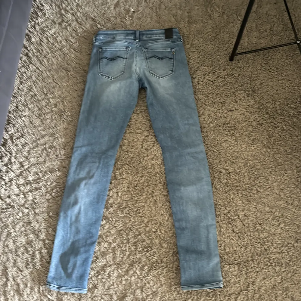 Säljer ett par Replay jeans för barn. Dom är ljusblåa strl 150. Skicket är jättebra och är typ helt nya, dom passar bra nu till sommaren med den ljusa färgen. Skriv till mig om ni vill ha fler bilder 😁. Jeans & Byxor.