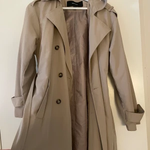 Trenchcoat  - Jättefin trenchcoat som tyvärr aldrig kom till användning. 