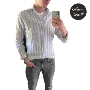 John henric linneskjorta - Tjo, säljer nu den här riktigt sköna linneskjortan från John Henric. Perfekt till sommaren. Den är i helt nytt skick och inga defekter. Skjortan är storlek 39(M) där nypris ligger runt 1399kr men mitt pris är 449kr 