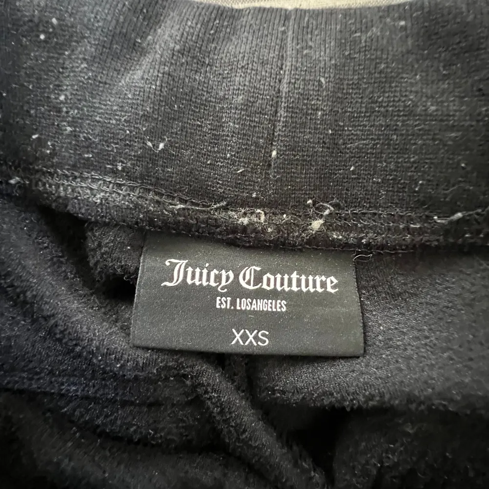 Säljer de här super fina svarta  byxorna ifrån juicy couture. De är  i storlek xxs, men passar också xs. Använt skick, men ser bra ut. Knappt tvättade, så de är fortfarande lena och fina. Kontakta mig vid funderingar. PRI KAN DUSKUTERAS!!. Jeans & Byxor.