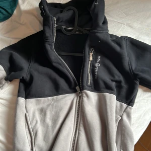 Sail Racing hoodie - 9/10 skick använd en gång storlek xs 