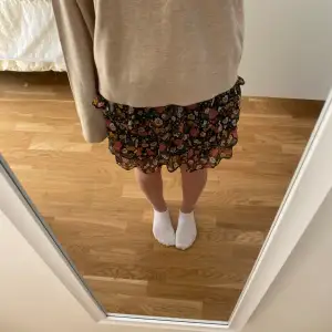 Sjukt fin blommig kjol från Lindex. Haft den länge men är i fint skick. Jag har behövt sy på en liten bit av en volang för den lossnade. Annars inga defekter. 