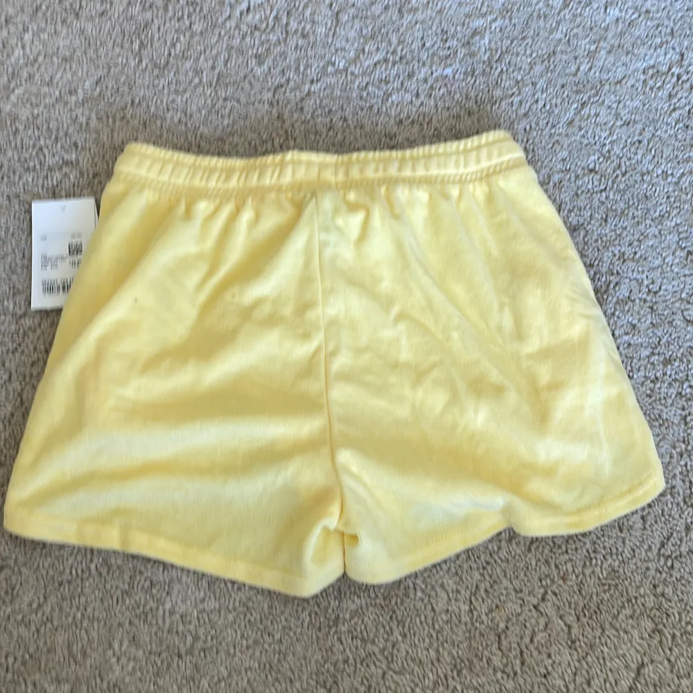 Säljer dessa gula strand shorts med prislappen kvar, alltså aldrig använda. Kontakta gärna vid intresse💗. Shorts.