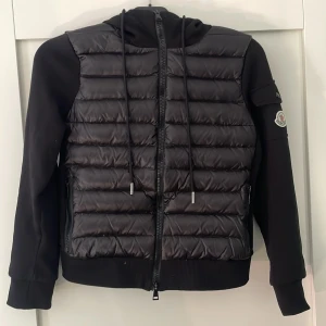 Moncler cardigan - Svart moncler cardigan stl xs säljer pågrund av att de är för liten. Pris kan diskuteras  