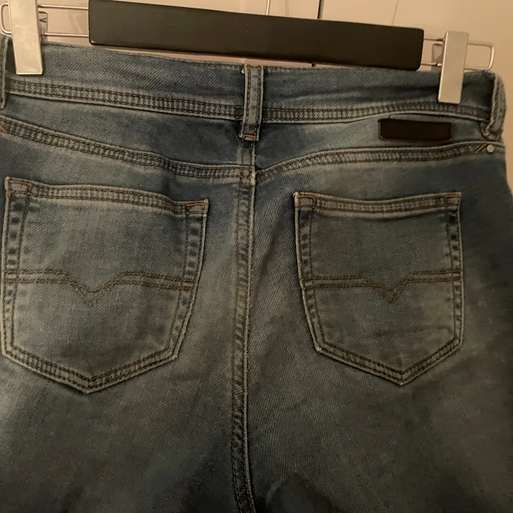 Super snygga diesel jeans i en snygg blå färg. Dem passar mig som är 166 lång, dem är i storlek 14 år men jag skulle säga att dem passar 34,36. Dem är lågmidjade och sitter väldigt snyggt i låren och bak, dem är väldigt stretchiga och sköna.. Jeans & Byxor.