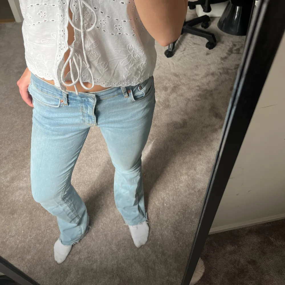 Ljusblåa bootcut jeans från Gina som är lågmidjade. Jag är 162cm och de passar mig så bra i längden. Säljer för jag har för många ljusblåa jeans. 💖💖💖💖. Jeans & Byxor.