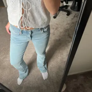 Ljusblåa bootcut jeans från Gina som är lågmidjade. Jag är 162cm och de passar mig så bra i längden. Säljer för jag har för många ljusblåa jeans. 💖💖💖💖