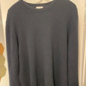 John Henric tröja - Tröja från John Henric Använd fåtal gånger Storlek L , Marinblå Nypris 1500~ Mitt pris 599! 90% wool 10% cashmere