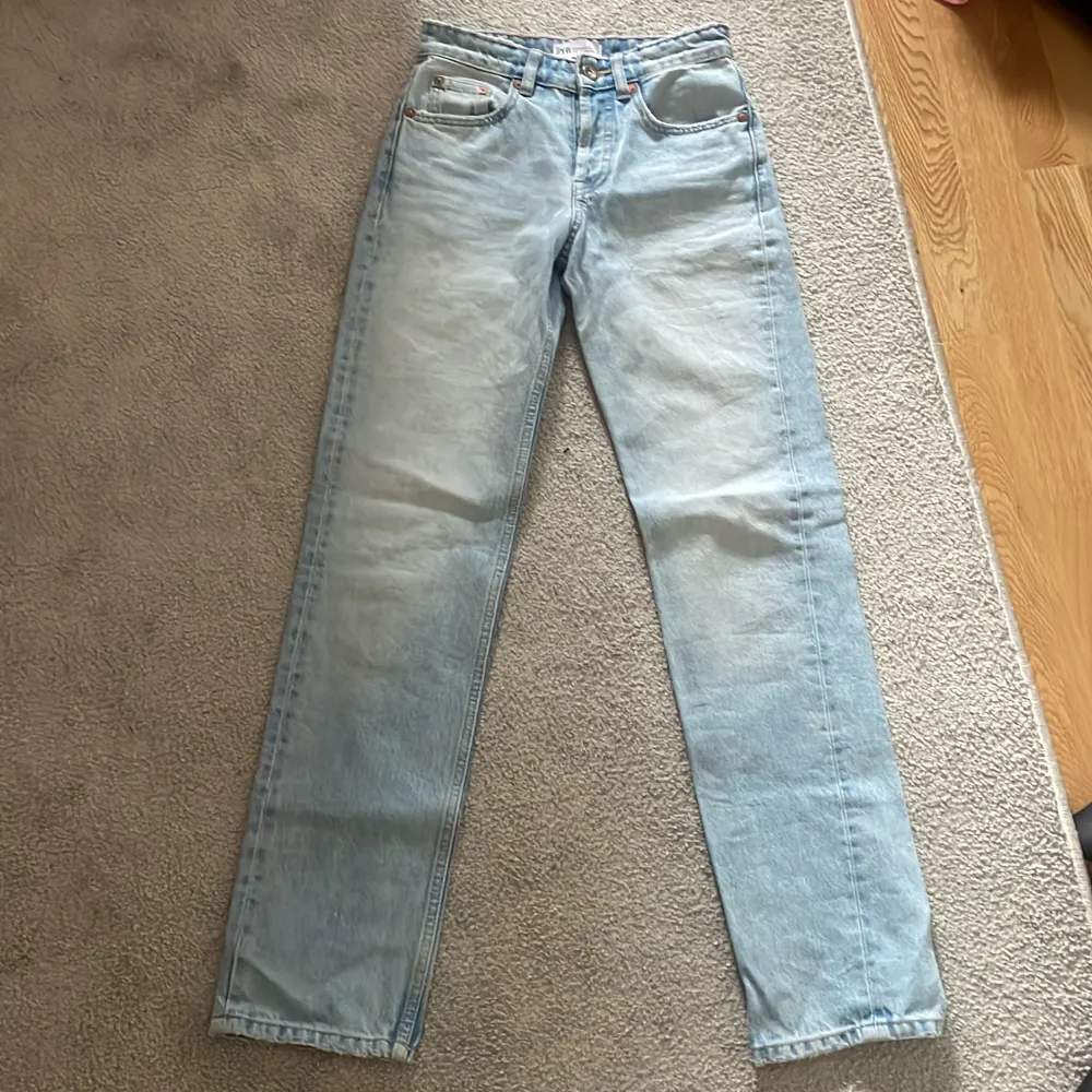 Säljer dessa lågmidjade jeans från zara då de är för små och inte kommer till användning💕knappen var lite trasig när jag köpte de så har därför bytt ut den till en liknande men annars är de i bra skick💕köparen står för frakten. Jeans & Byxor.