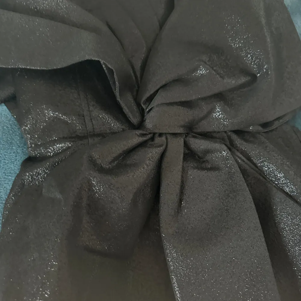 En svart klänning från hm i storlek 34,xs. Helt slut överallt och är endast testad.Jätte fin!!💕. Klänningar.