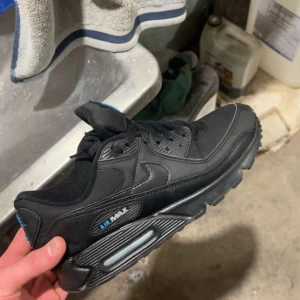 Air Max 90  - Nike skor säljes. Fint skick och sköna att gå i.  Storlek 43 1700kr nya