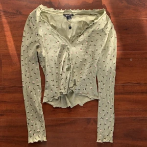 Blus med knappar - Jättesöt blommig blus med knappar från Monki🤩💕, perfekt för våren eller sena sommarkvällar tillsammans med en kjol eller dina favoritjeans🥰 Jättebra skick som att den kom direkt från affären🤍