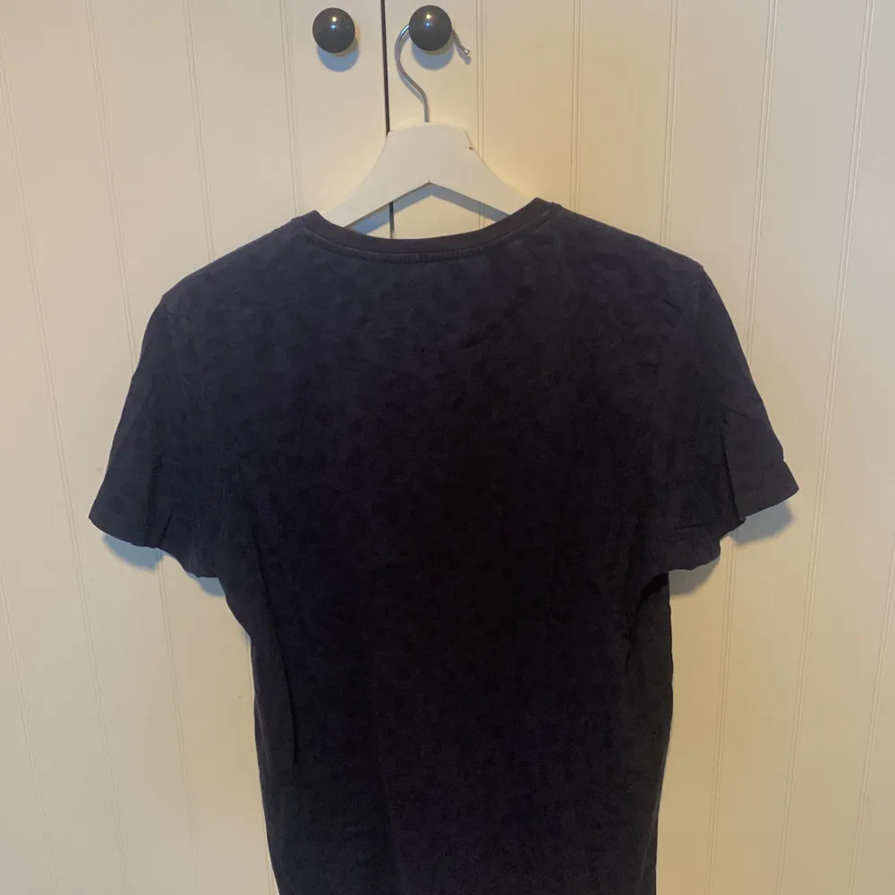 Mörkblå tröja från lyle scott, den har ett slags leopard tryck, den har lite deo flcäk men inget som syns när man har på sig de storlek M. T-shirts.