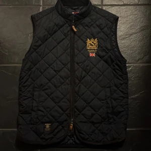 Morris väst - Morris väst i stl m som är i bra skick inga hål eller dragkedja som är sönder och inga knappar som har lossnat i fickorna 2 år gammal men använd mycket lite. Nypris 1200 mitt pris 450 kr