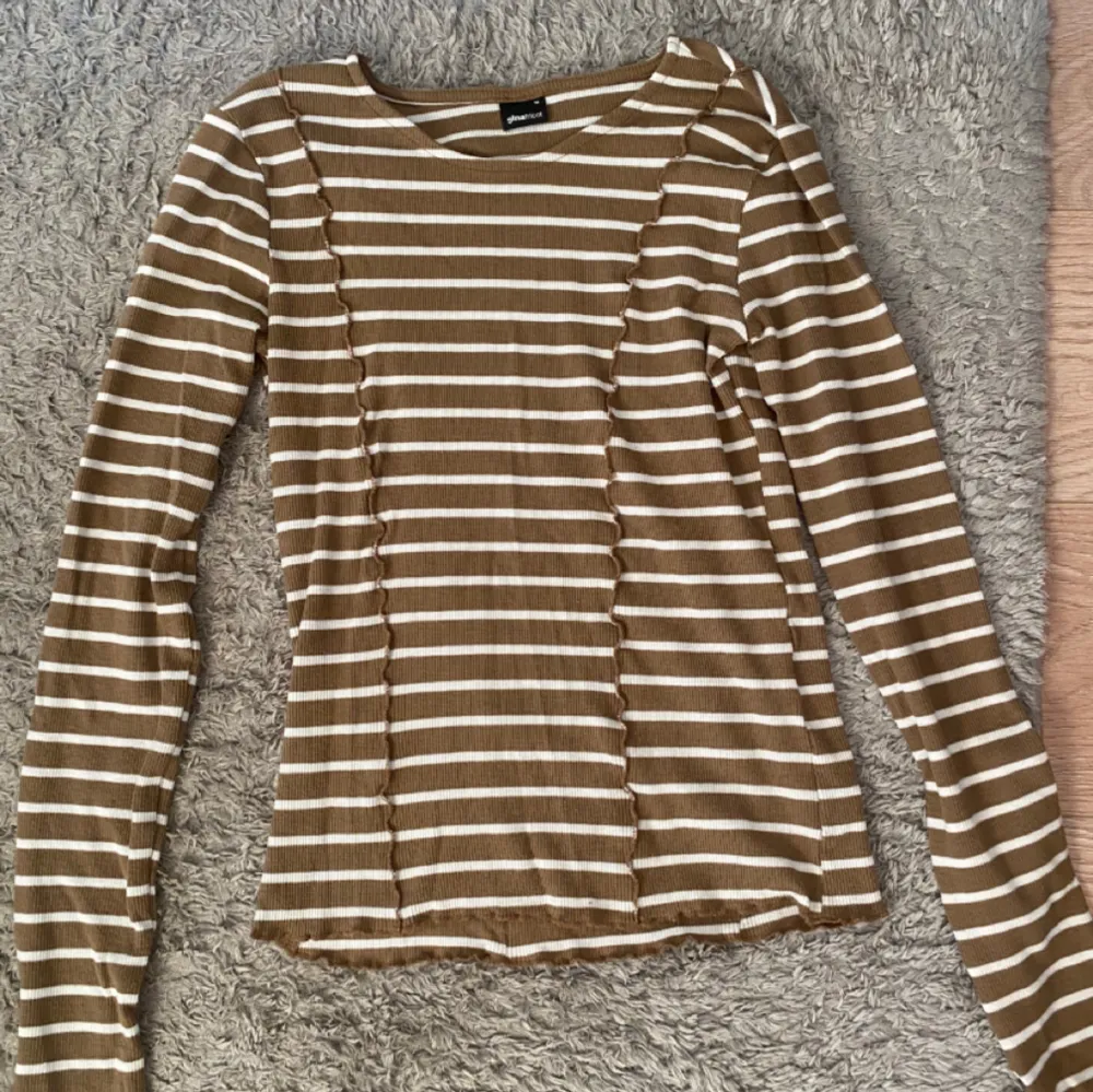 Säljer denna bruna tajta tröja från Gina tricot som inte kommer till användning!. Tröjor & Koftor.