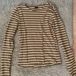 Säljer denna bruna tajta tröja från Gina tricot som inte kommer till användning!
