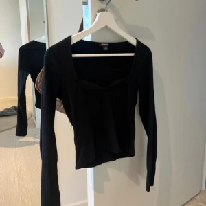 Långärmad Topp monki - Säljer denna fina långärmade topp från monki då den inte kommer till användning längre!! Jättebra skick och passar bra till vardags samt middagar❤️‍🔥