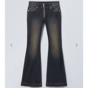 Weekday jeans - Helt slutsålda! Aldrig använda men passade inte mig och glömde bort att lämna tillbaka och tappa bort returpappret. Lappen är kvar på jeansen.