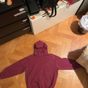 Vinröd Fruit of the Loom hoodie  - Vinröd blank hoodie stolek medium  Längd-63cm arm-49cm armhåla- 56cm