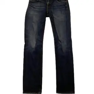 Säljer nu dessa snygga jeans från Levis | Skick : 8/10, sparsamt använda | Pris : Nypris : 1100kr, mitt pris 499kr. Priset är inte hugget i sten | Om du har några frågor är det bara att höra av dig! ❤️