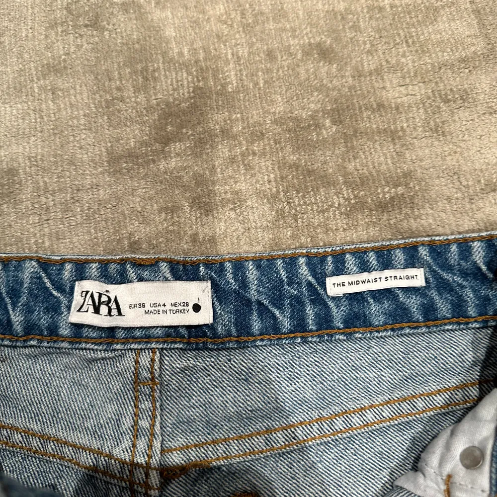 Jätte fina jeans från Zara! Använda fåtal gånger.💞. Jeans & Byxor.