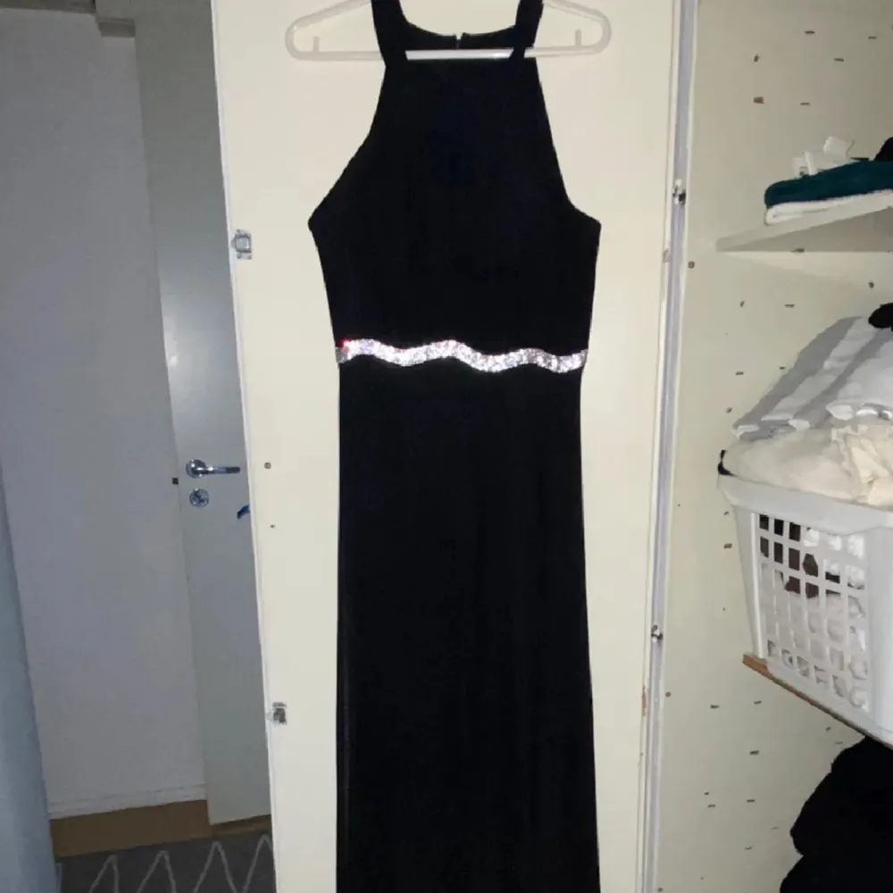 svart klänning perfekt för bröllop, bal och fest! passar storlek mellan M-L men lutar sig mer åt L, perfekt längd upp till 172cm! köp nu 💋 köparen står för frakt. Klänningar.