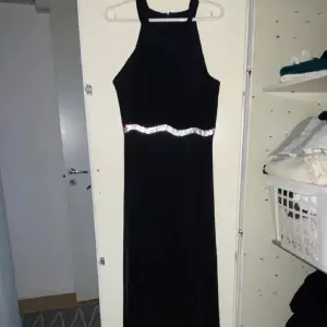 svart klänning perfekt för bröllop, bal och fest! passar storlek mellan M-L men lutar sig mer åt L, perfekt längd upp till 172cm! köp nu 💋 köparen står för frakt