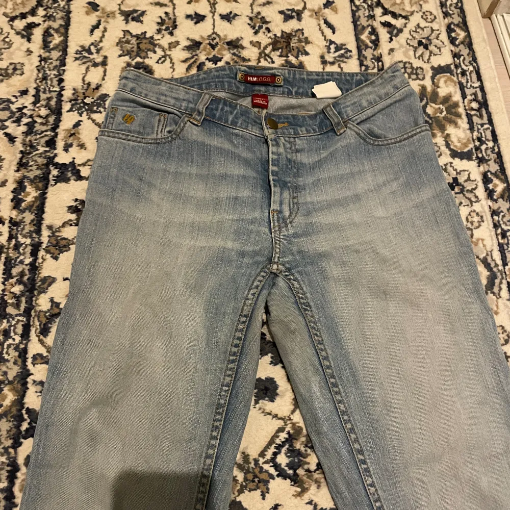 Flare jeans. De sitter stora på mig därför de ser baggy ut men de är flared.. Jeans & Byxor.