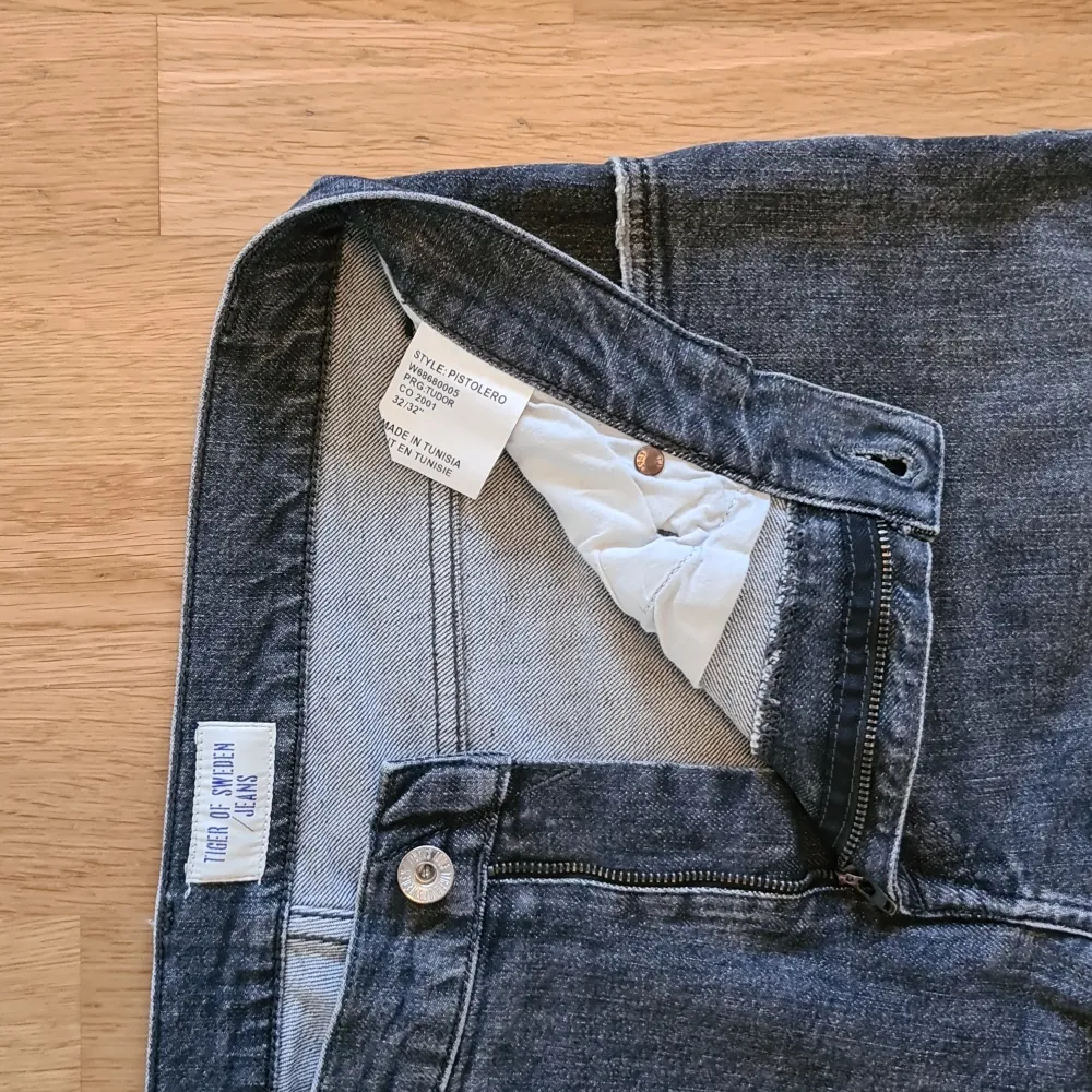 Säljer nu ett par feta Tiger of Sweden jeans i grå denim, perfekt för vår/sommar🏡 | Skick: 8/10⭐️ | Storlek: 32/32 | Modell: Pistolero | Modellen på bilden är 185 för referens | Pris: 499 kr (diskuterbart) Hör av er vid minsta fundering☺️. Jeans & Byxor.