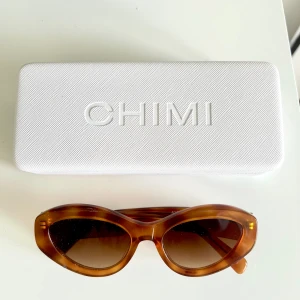 CHIMI 09 HAVANA  - Skicka gärna prisförslag på 300kr för att köpa. Svarar direkt. knappt använda så i super fint skick!!  Hänvisar till att söka upp modellen på glasögonen (chimi 09) för bild på. Nypris runt 1,2