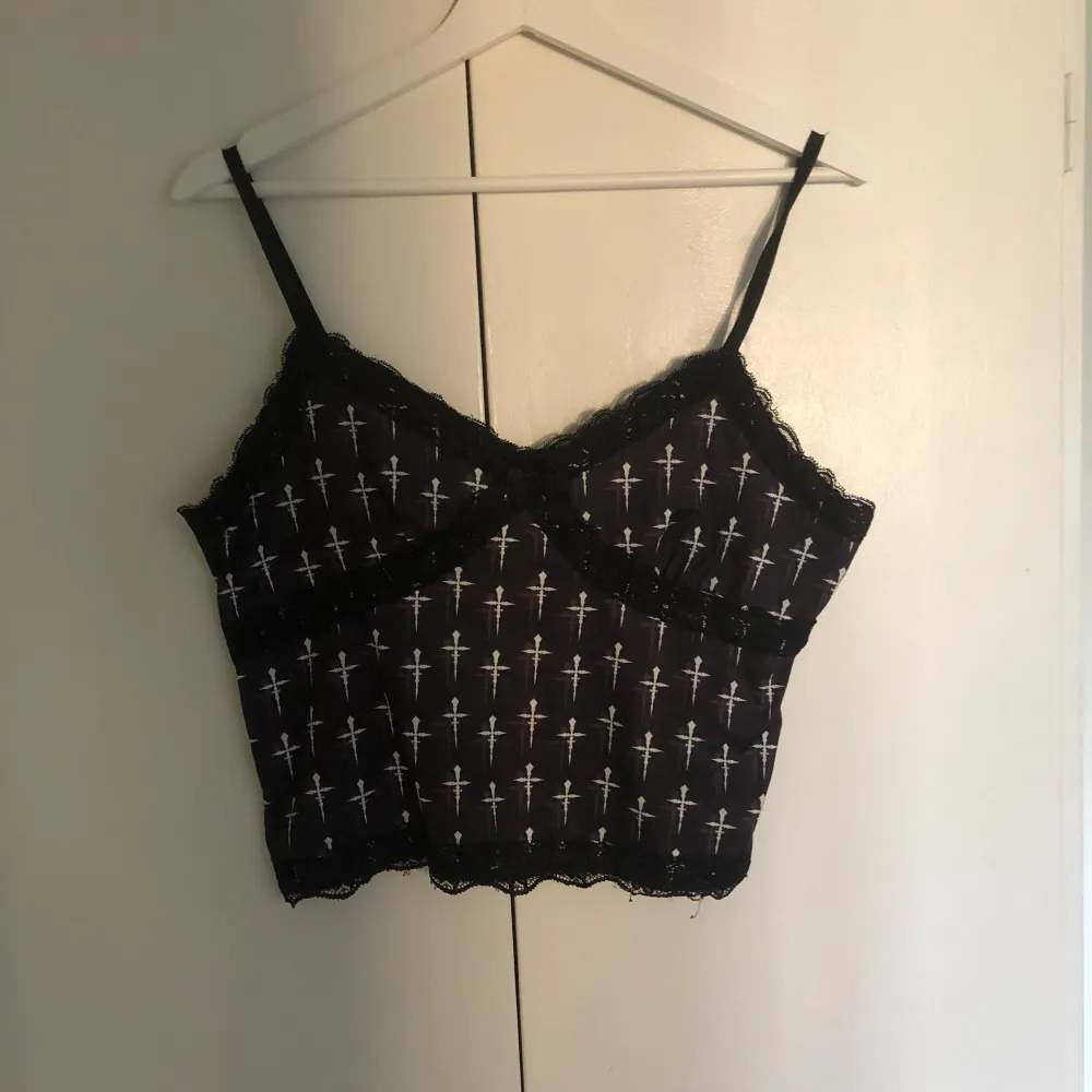 gulligt linne med kors på sig, det är ganska kort (precis över naveln på mig som är 177cm) använt 1 gång så det är i nyskick 💗. Yläosat.