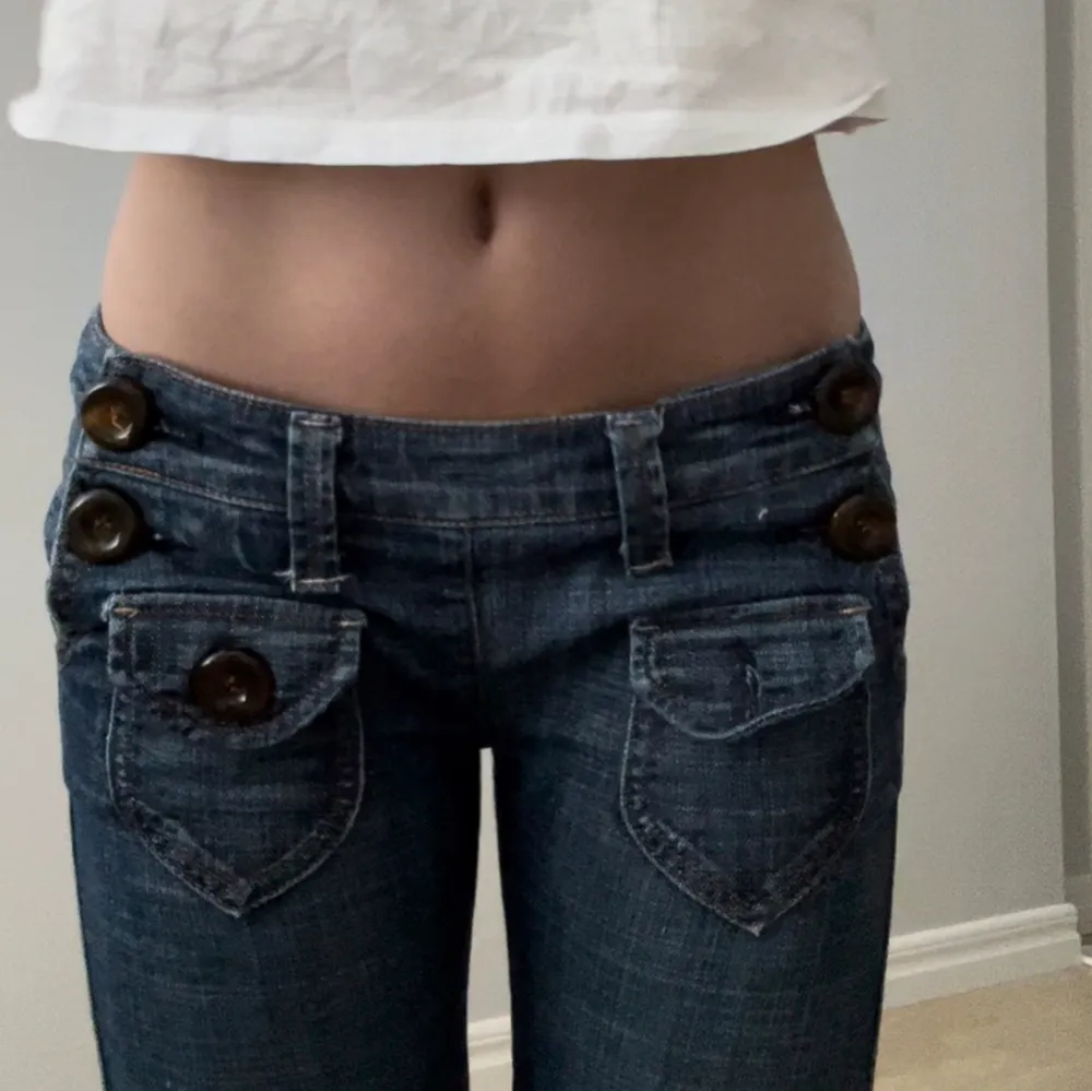Midjemått tvärsöver 38cm och Innerbenslängd 86cm💓 Jeansen saknar tyvärr en knapp på framsidan men annars i nyskick . Jeans & Byxor.