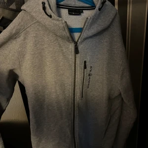 Grå Sail Racing hel dragkedja  - Säljer denna för att jag har vuxit ur den och vill bli av med. Storlek S och har inga tydliga defekter. Pris kan diskutera. 