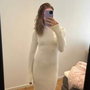 Säljer en lång vit klänning från Gina Tricot i storlek L. Perfekt till hösten och är i mycket bra skick💞