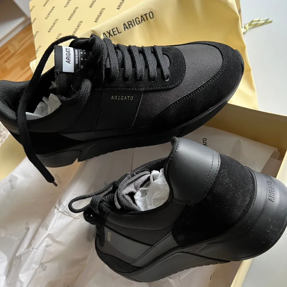 Sneakers från Axel Arigato. Helt oanvända och kommer i förpackning säljes pga för liten strl. . Skor.